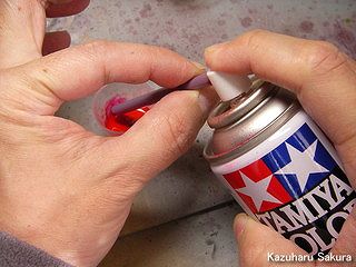 タミヤの缶スプレーから塗料を抜く
